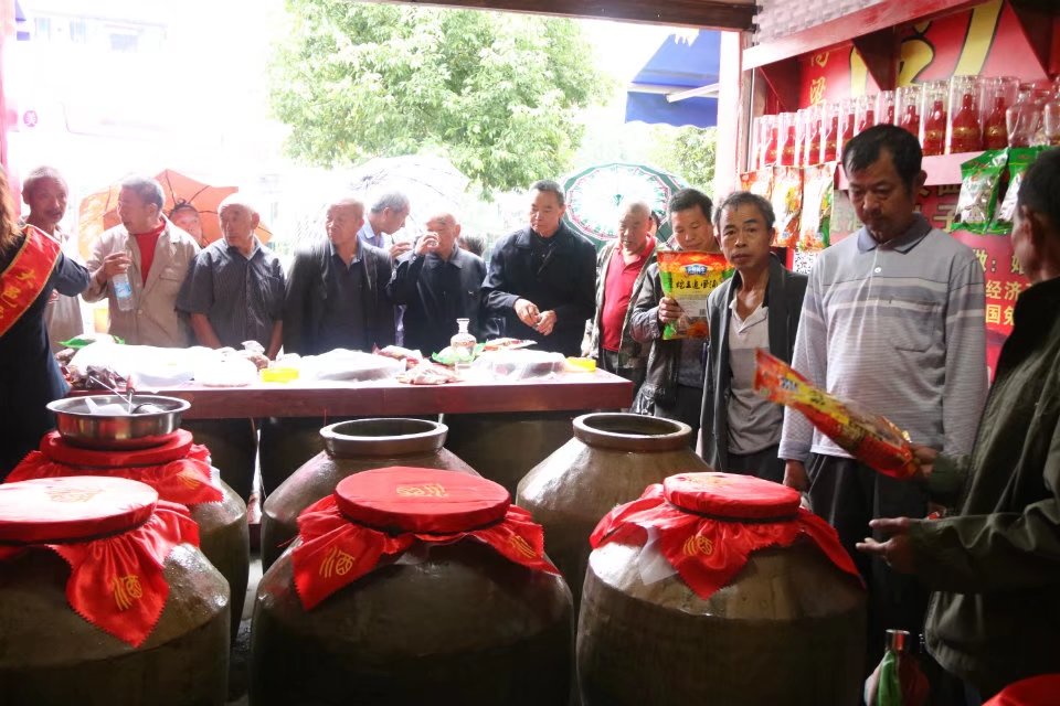 据说于元日早上喝此酒,可保一年不生病,以后便将春节喝的酒统称"屠苏